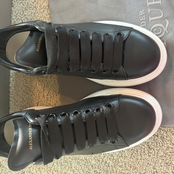 Alexander McQueen Women's Oversized Sneaker in Black 37 / 7 - Picture 3 of 12